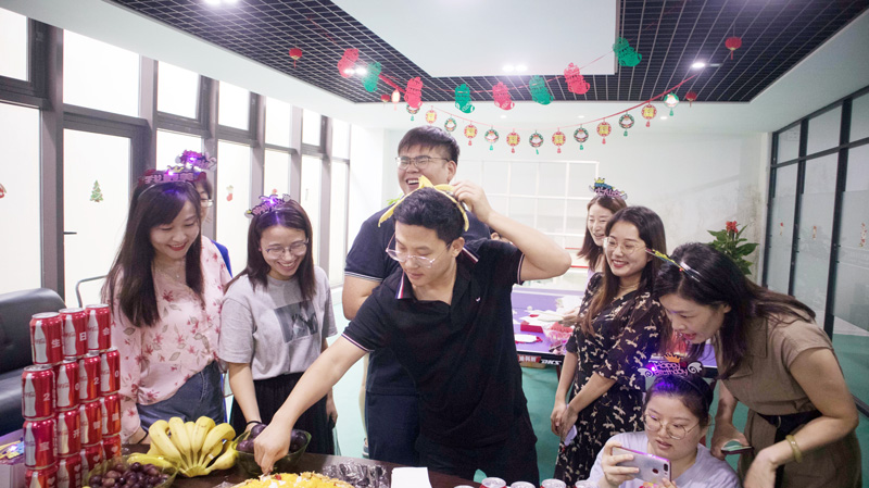 八月集體生日會 | 與久違的祝?；馃嵯嘧?  src="/uploads/allimg/210903/1-210Z3141000F3.jpg" /></p>
<p>“云天收夏色，木葉動秋聲。”立秋雖已過，仲夏的熱情卻并未減退半分。8月11日，在這驕陽似火、蟬聲陣陣的日子里，寶開在企業總部活動室舉辦新一期集體生日會，為8-9月生日的伙伴慶生。</p>
<p><img alt=