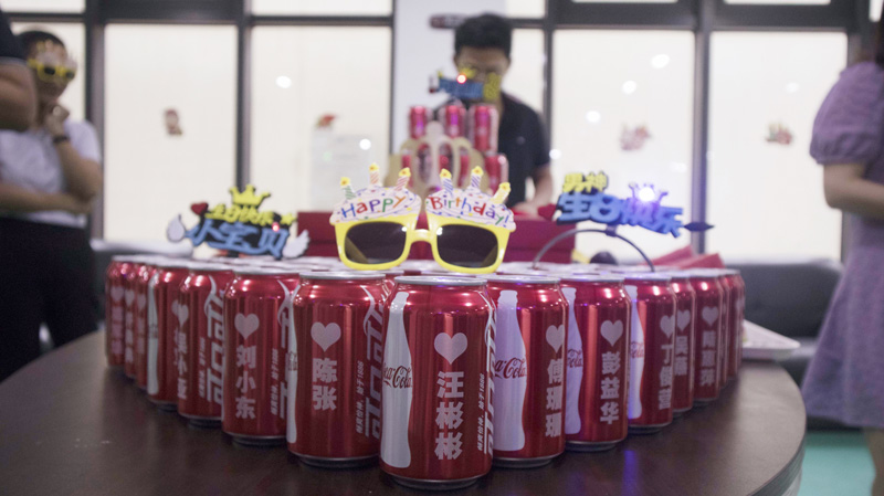 八月集體生日會 | 與久違的祝?；馃嵯嘧?  src="/uploads/allimg/210903/1-210Z3141I4337.jpg" /></p>
<p>此次集體生日會，是今年疫情以來寶開舉辦的第一場生日會。雖是寶開企業文化建設的常規活動，由寶開工會和人事行政部組成的籌備組也希望帶來一些不一樣的“新意”和“心意”，此次特別為所有寶開成員定制了專屬可樂。</p>
<p><img alt=